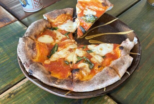 やちむんカフェぐんじょうの店内で使われる陶眞窯のうつわ