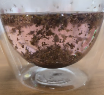 耐熱マグに赤しそふりかけを入れ、熱湯を注いで抽出している様子