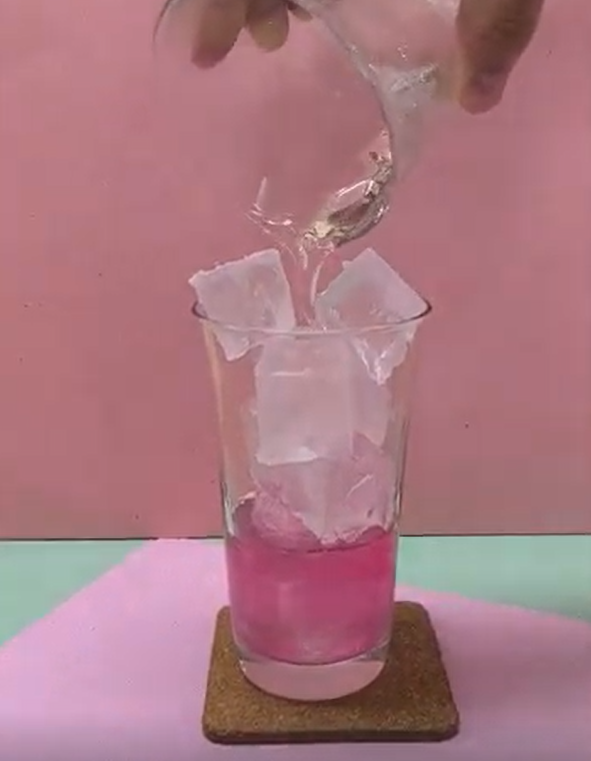 下層の赤しそシロップ30mlを計量してグラスに注いでいる様子