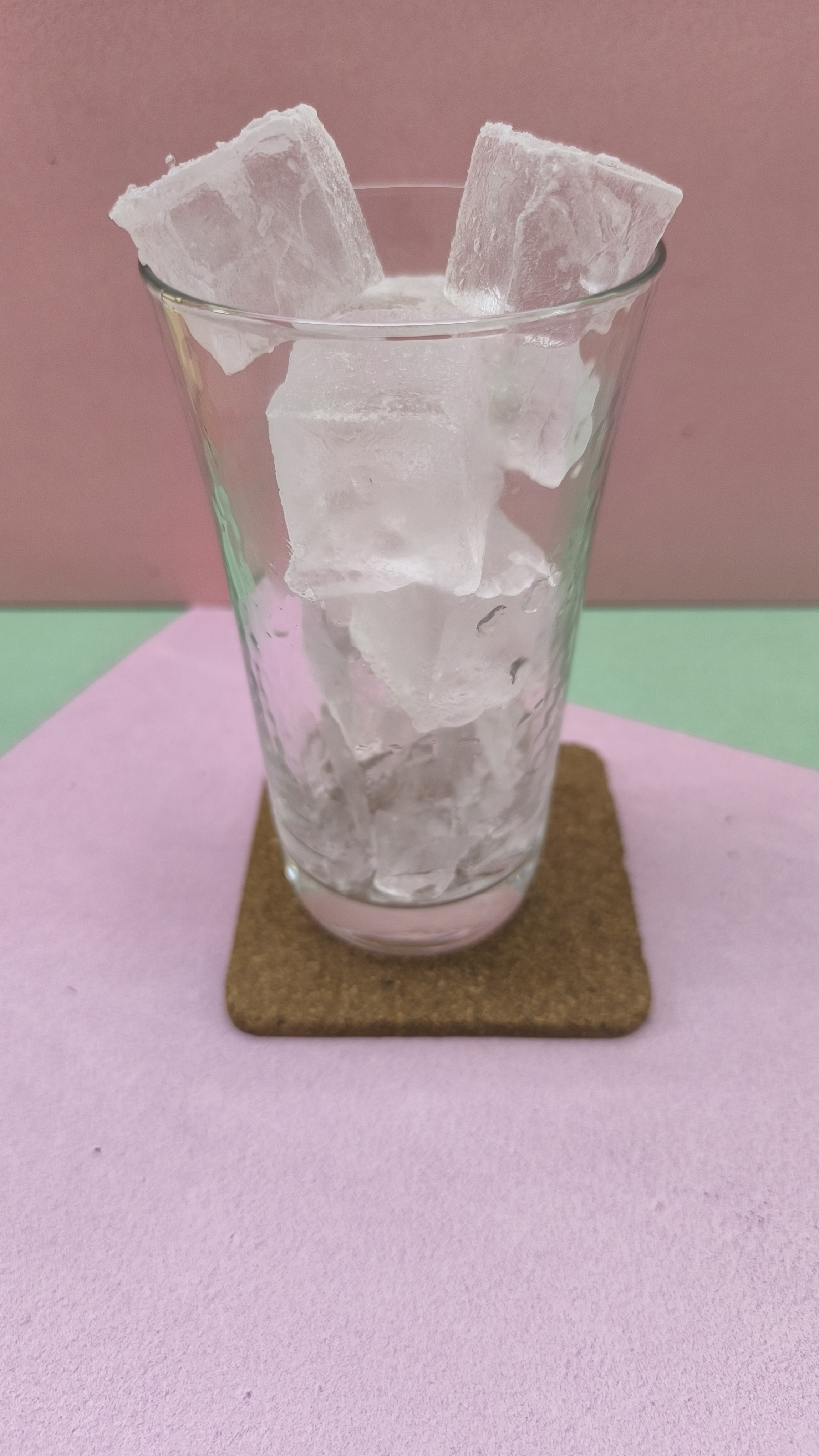 グラスに氷をふちまで入れている様子