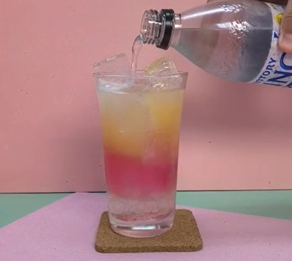 氷づたいに炭酸水をそっと注いで仕上げている様子