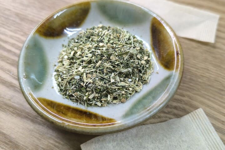 モリンガティーの茶葉のようす