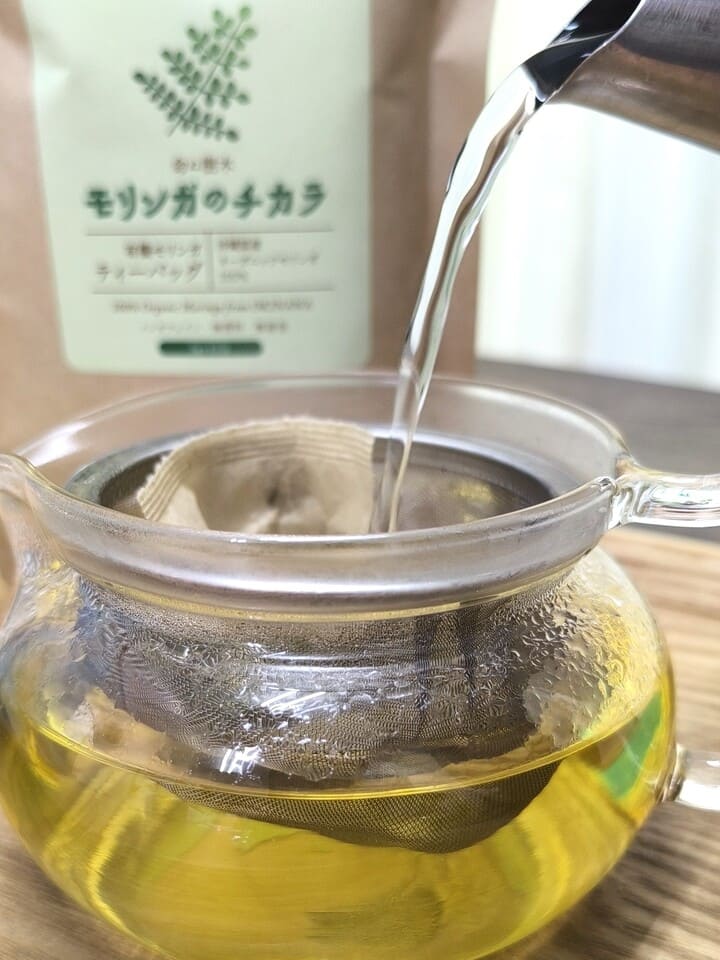 ティーバッグにお湯をそそいでいるようす